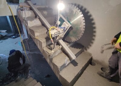 Echipă profesionistă la tăiere beton armat cu disc diamantat
