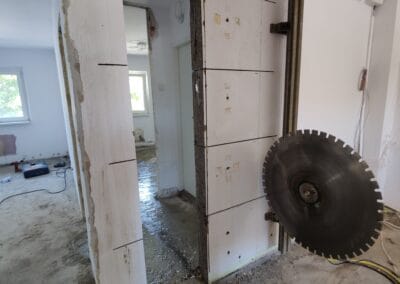 Echipă profesionistă la tăiere beton armat cu disc diamantat